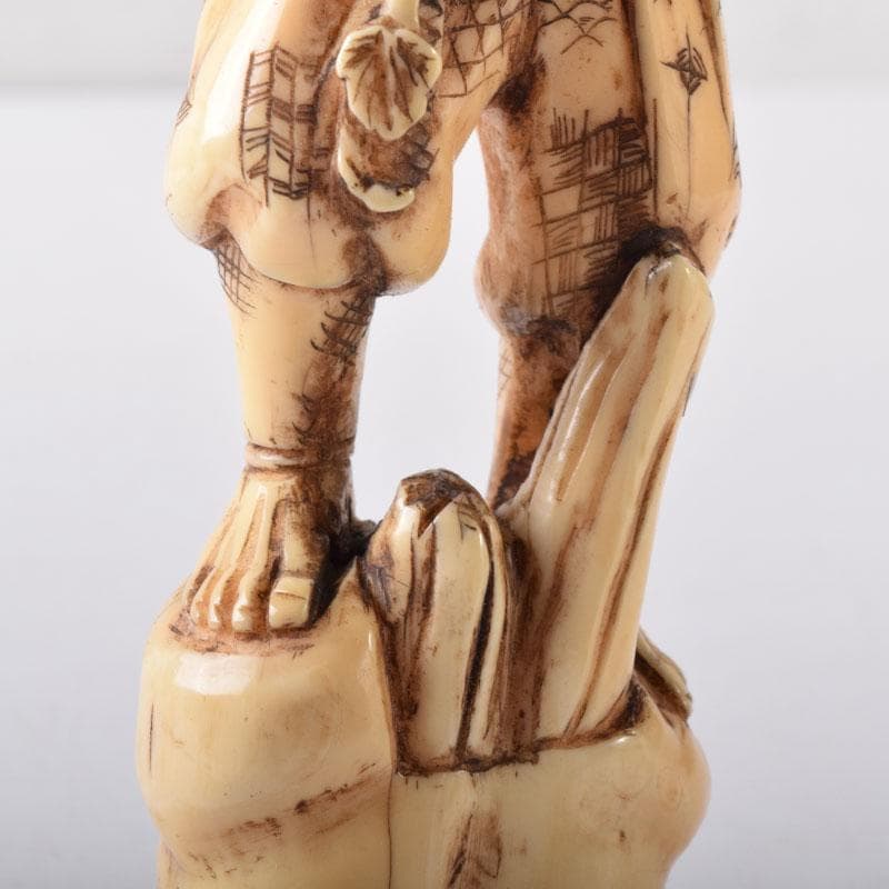 獣骨彫刻　セイウチ牙　翁像　人物像　在銘　置物　時代箱　M　7448