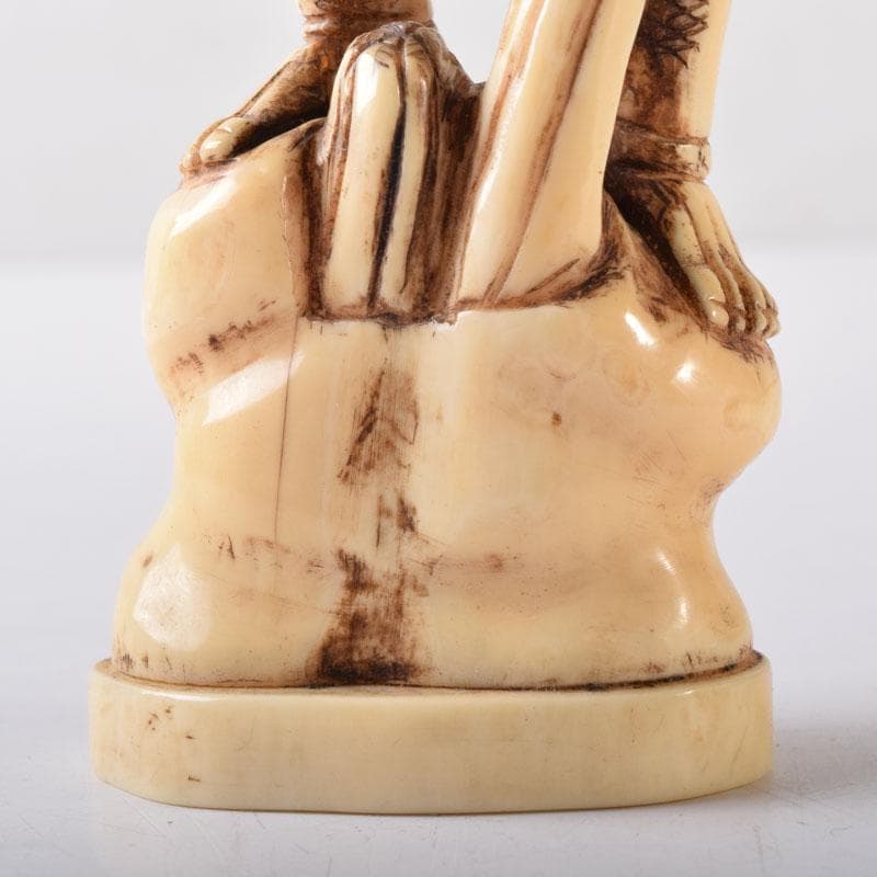 獣骨彫刻　セイウチ牙　翁像　人物像　在銘　置物　時代箱　M　7448