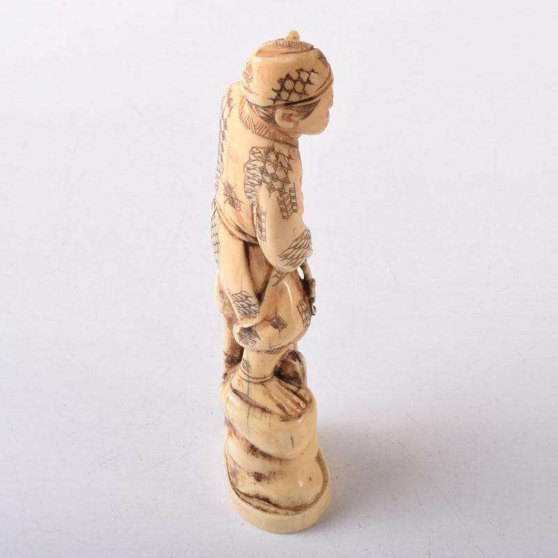 獣骨彫刻　セイウチ牙　翁像　人物像　在銘　置物　時代箱　M　7448