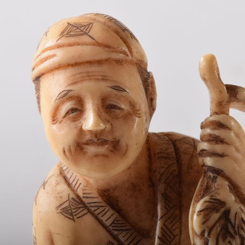 獣骨彫刻　セイウチ牙　翁像　人物像　在銘　置物　時代箱　M　7448