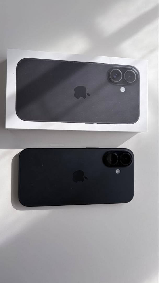 Apple iPhone 16ブラック 本体　SIMフリー 美品 ケース付き