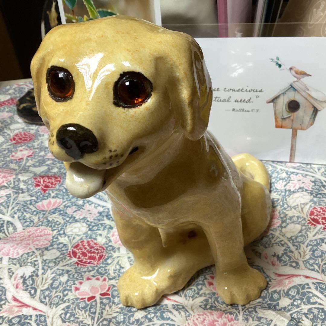 陶器製犬の置物 クリーム色ウィンスタンレイ女史のゴールデンレトリバー、サイズ2