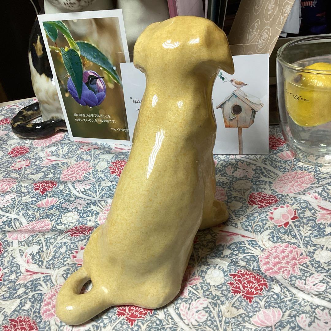 陶器製犬の置物 クリーム色ウィンスタンレイ女史のゴールデンレトリバー、サイズ2