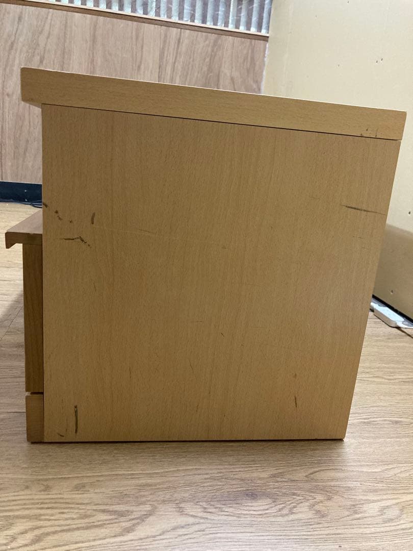 シンプルなライトブラウンテレビ台