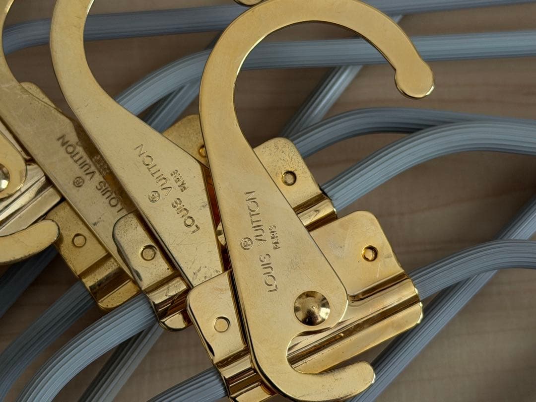 LOUIS VUITTONのグレー金属ハンガー