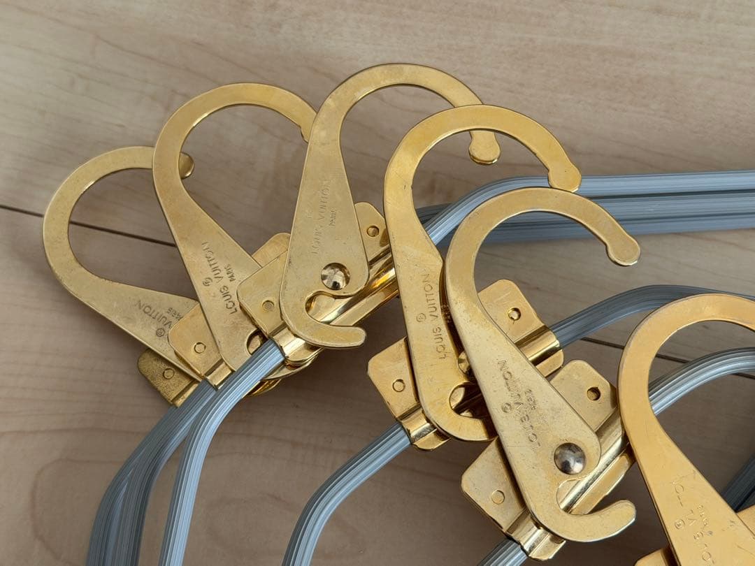 LOUIS VUITTONのグレー金属ハンガー