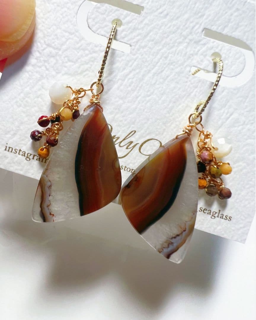 ティモールアゲート　ピアス　マザーオブパール　モッカイト