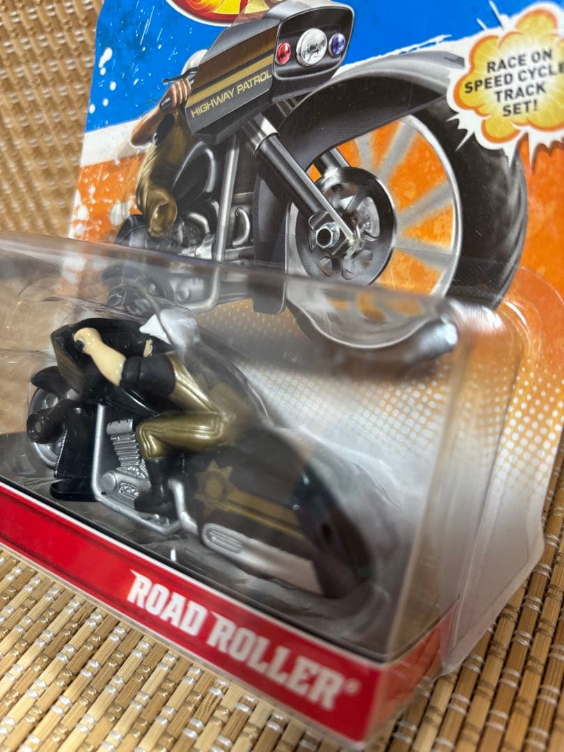 激レア品！ Hot Wheels ROAD ROLLER ミニカー 人付きバイク