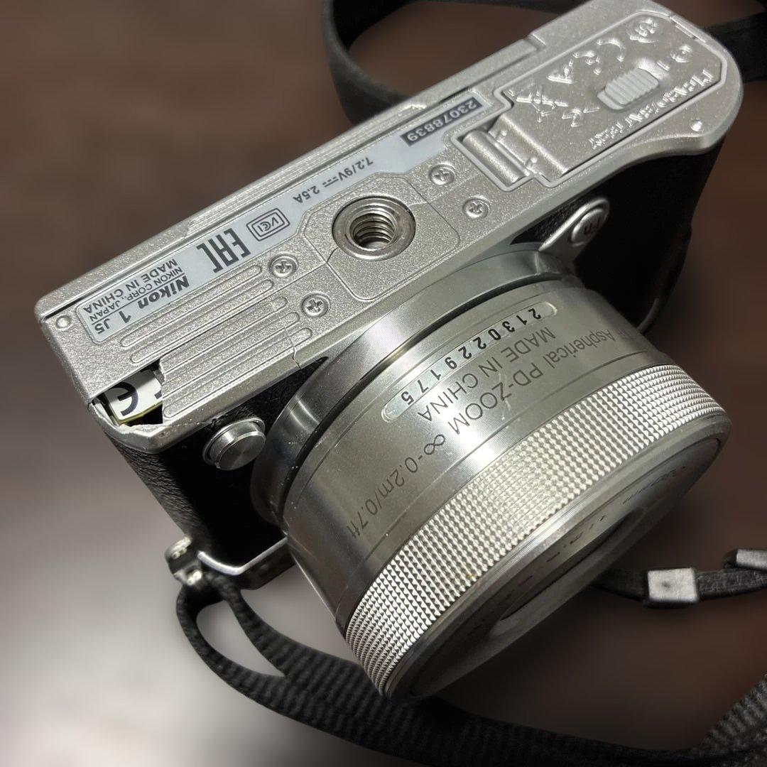 ミラーレス一眼 Nikon1 J5 シルバー　ジャンク品　割れあり