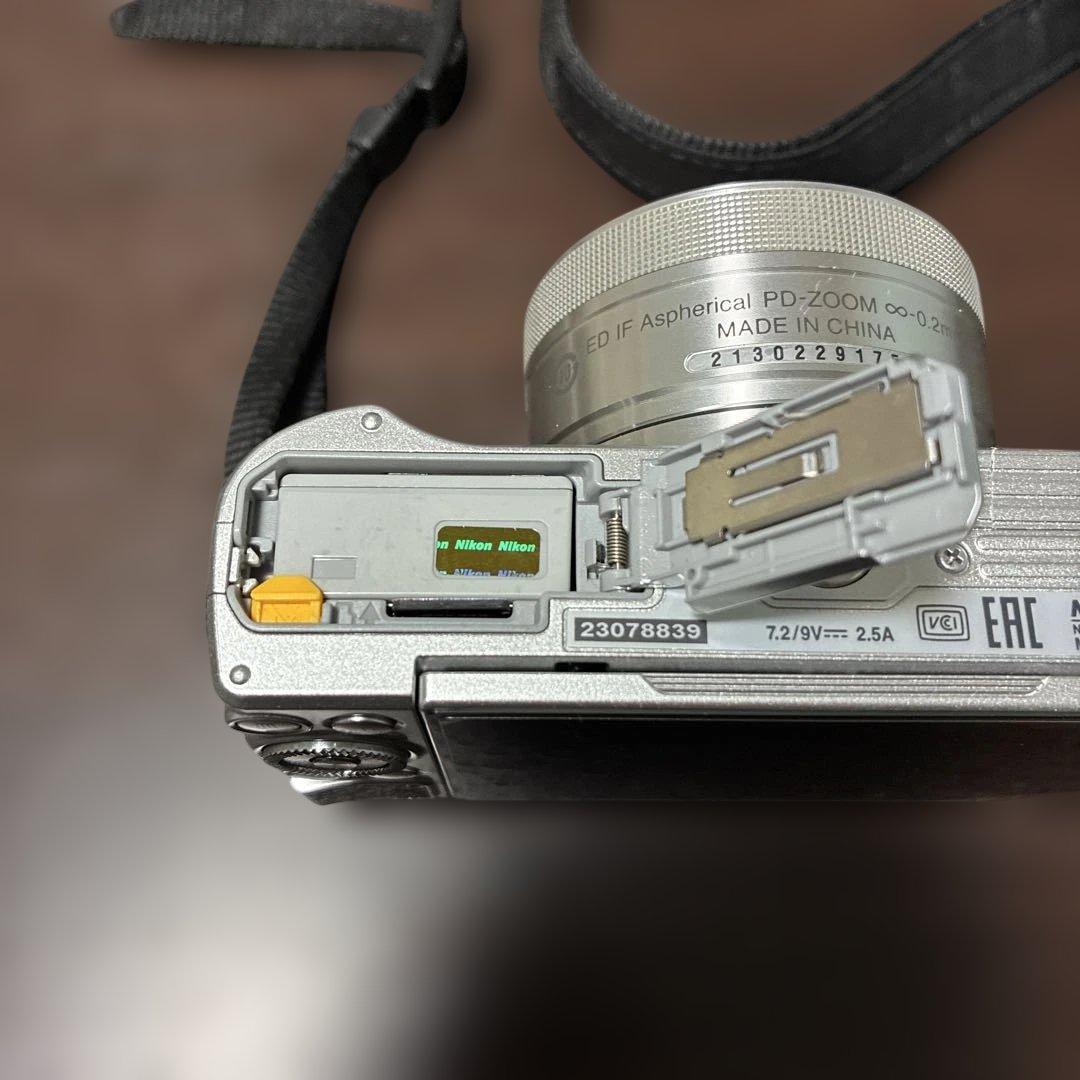 ミラーレス一眼 Nikon1 J5 シルバー　ジャンク品　割れあり
