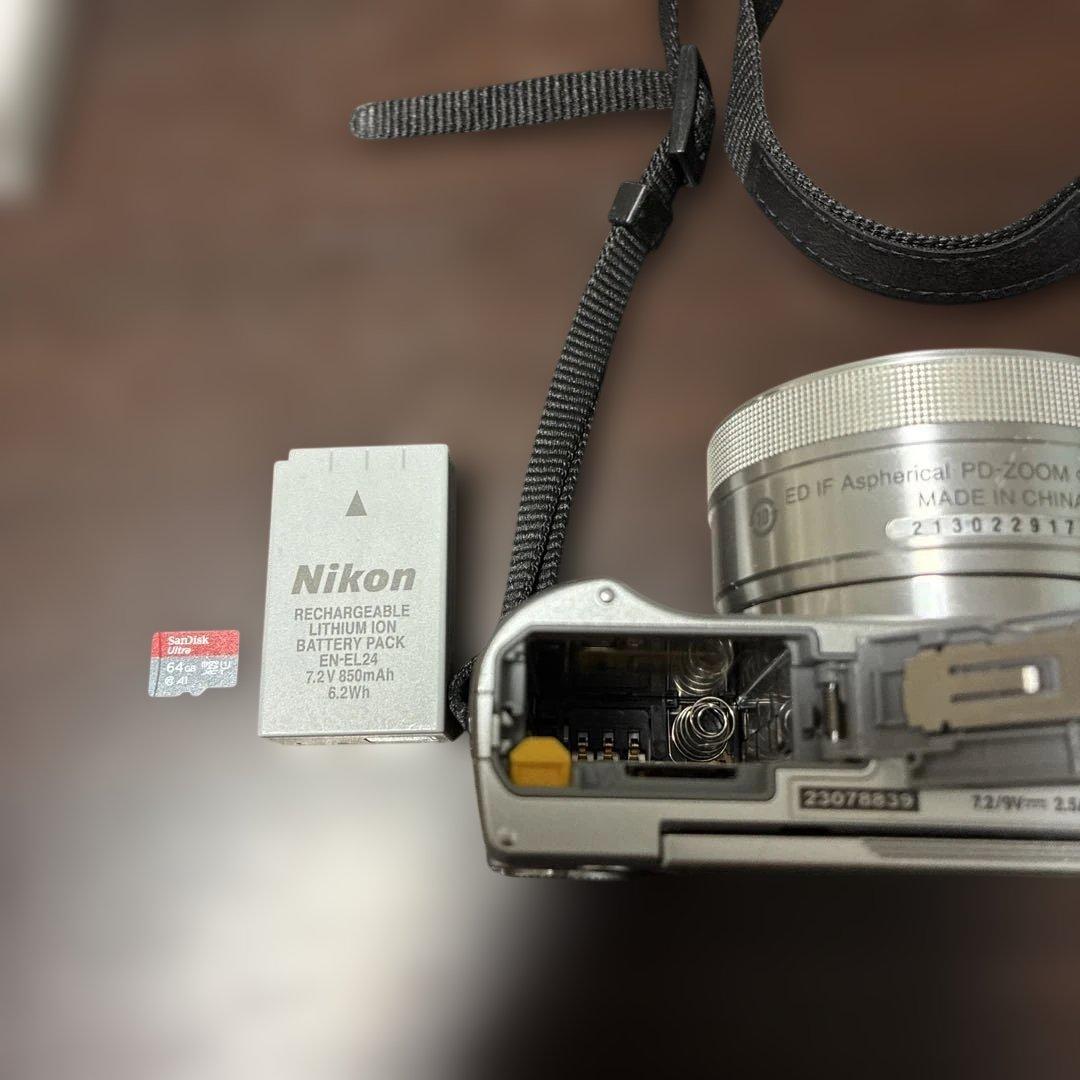 ミラーレス一眼 Nikon1 J5 シルバー　ジャンク品　割れあり