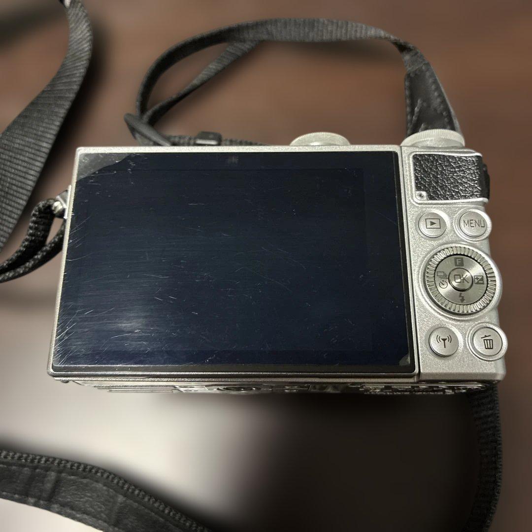 ミラーレス一眼 Nikon1 J5 シルバー　ジャンク品　割れあり