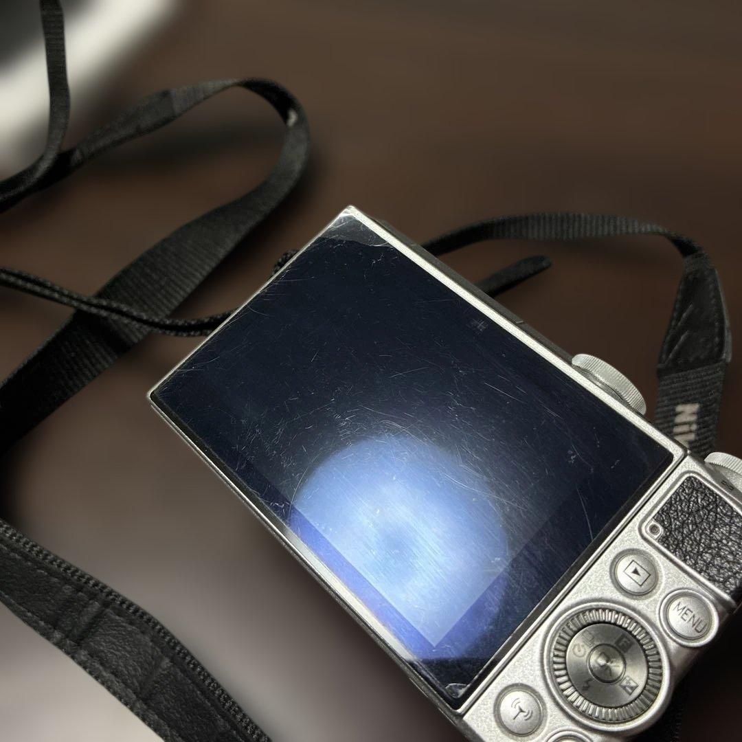 ミラーレス一眼 Nikon1 J5 シルバー　ジャンク品　割れあり