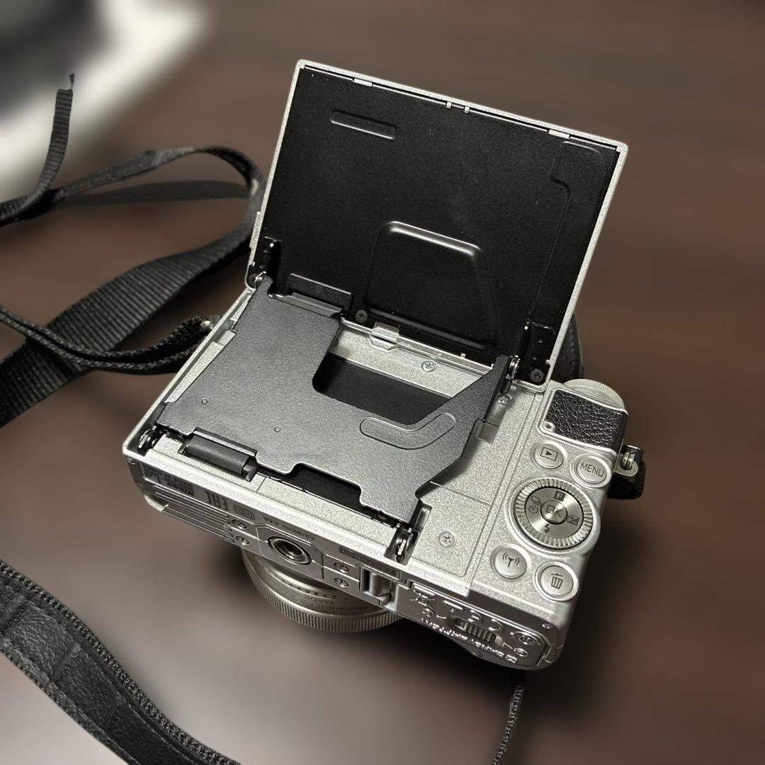 ミラーレス一眼 Nikon1 J5 シルバー　ジャンク品　割れあり