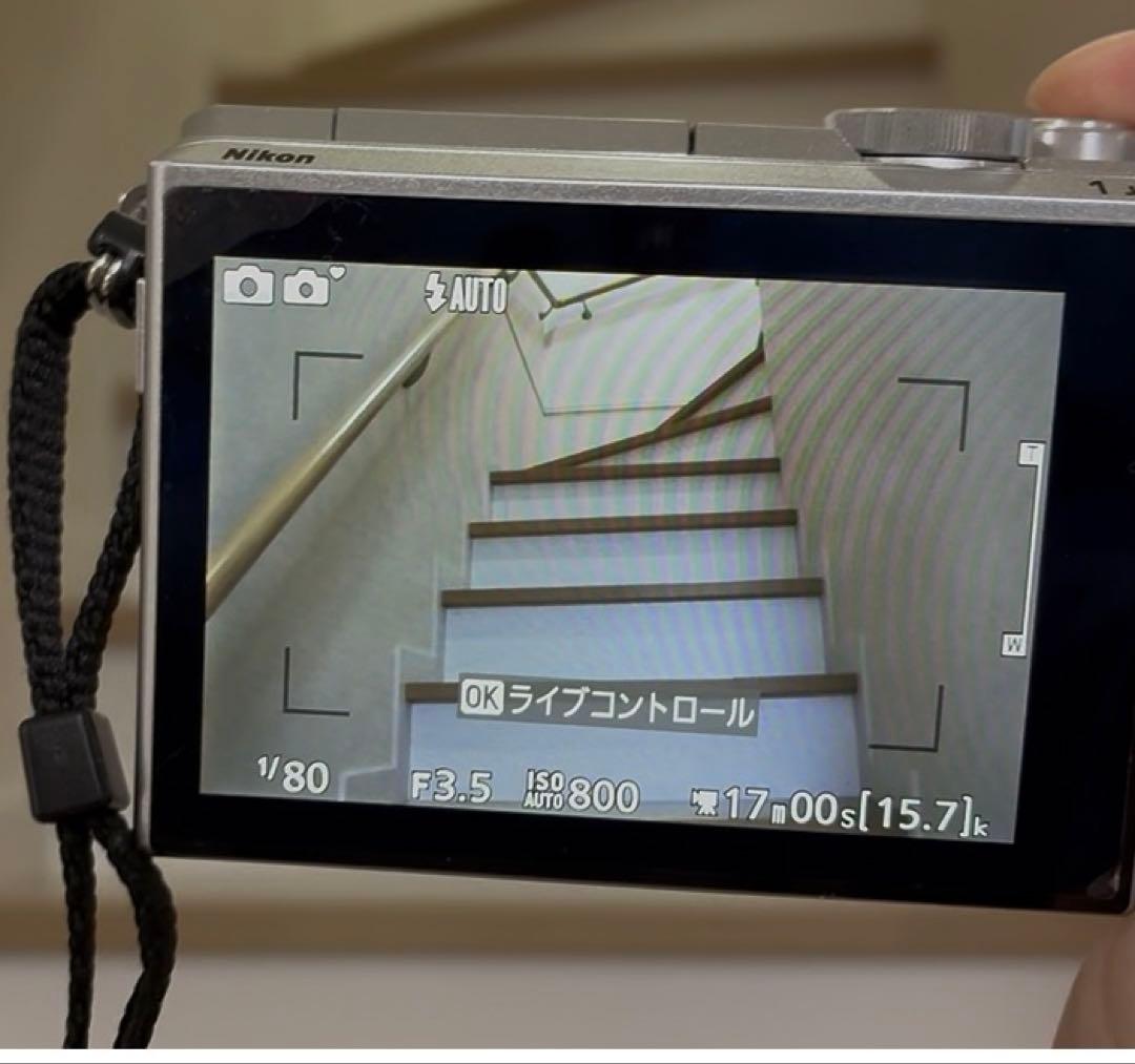 ミラーレス一眼 Nikon1 J5 シルバー　ジャンク品　割れあり