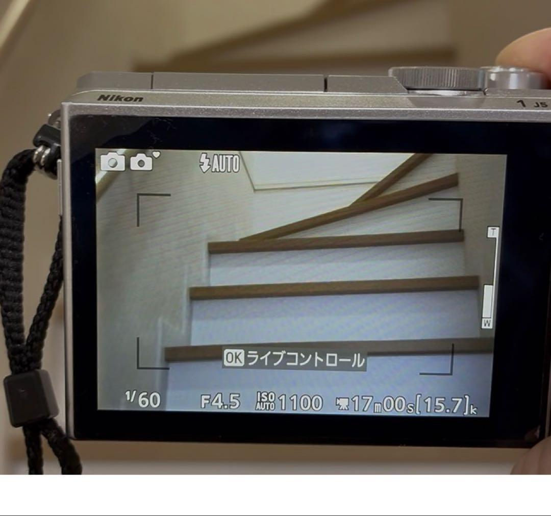 ミラーレス一眼 Nikon1 J5 シルバー　ジャンク品　割れあり