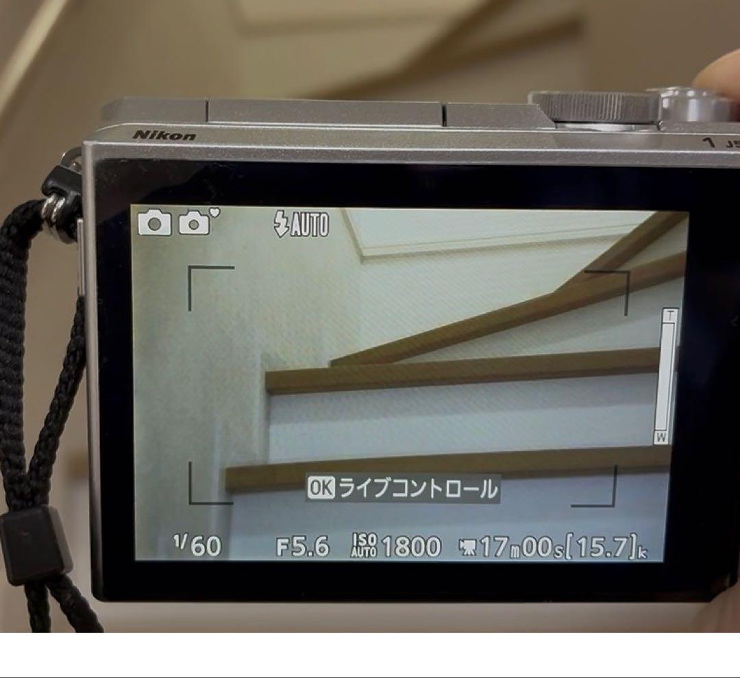 ミラーレス一眼 Nikon1 J5 シルバー　ジャンク品　割れあり