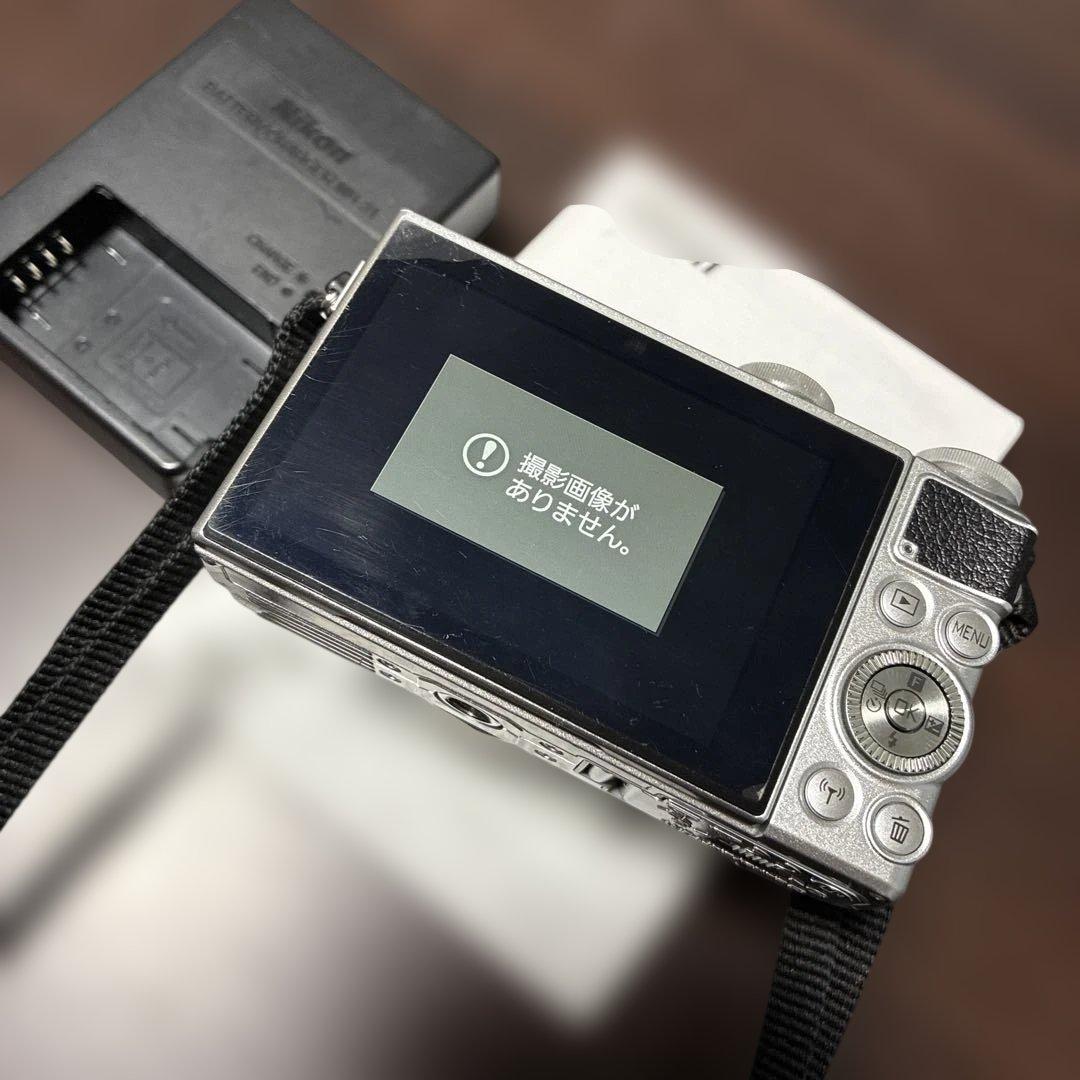 ミラーレス一眼 Nikon1 J5 シルバー　ジャンク品　割れあり