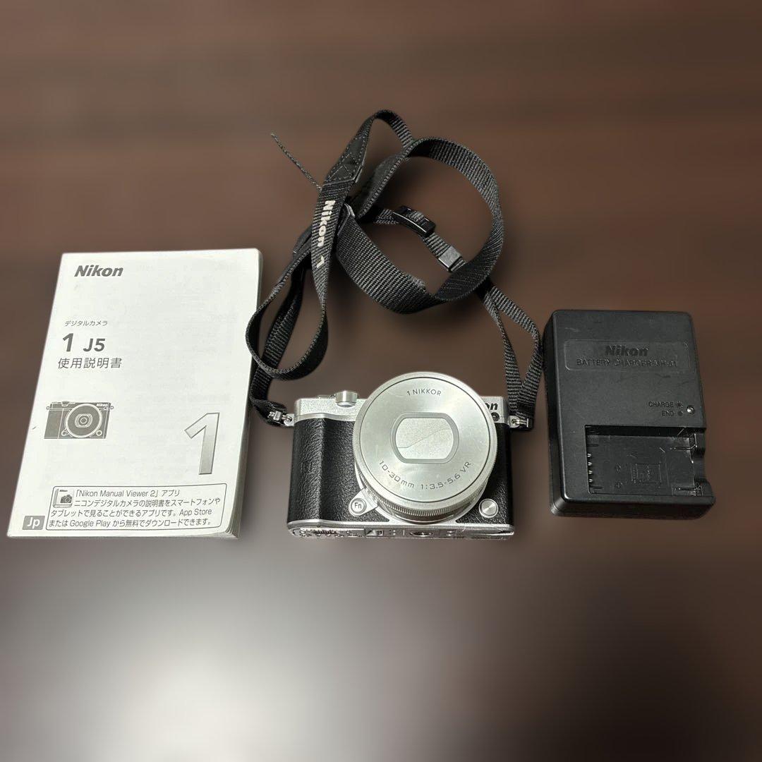 ミラーレス一眼 Nikon1 J5 シルバー　ジャンク品　割れあり