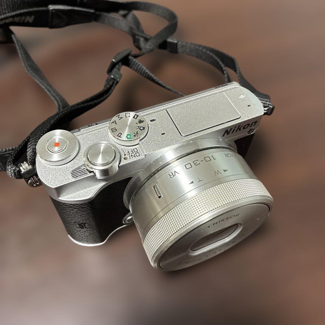 ミラーレス一眼 Nikon1 J5 シルバー　ジャンク品　割れあり