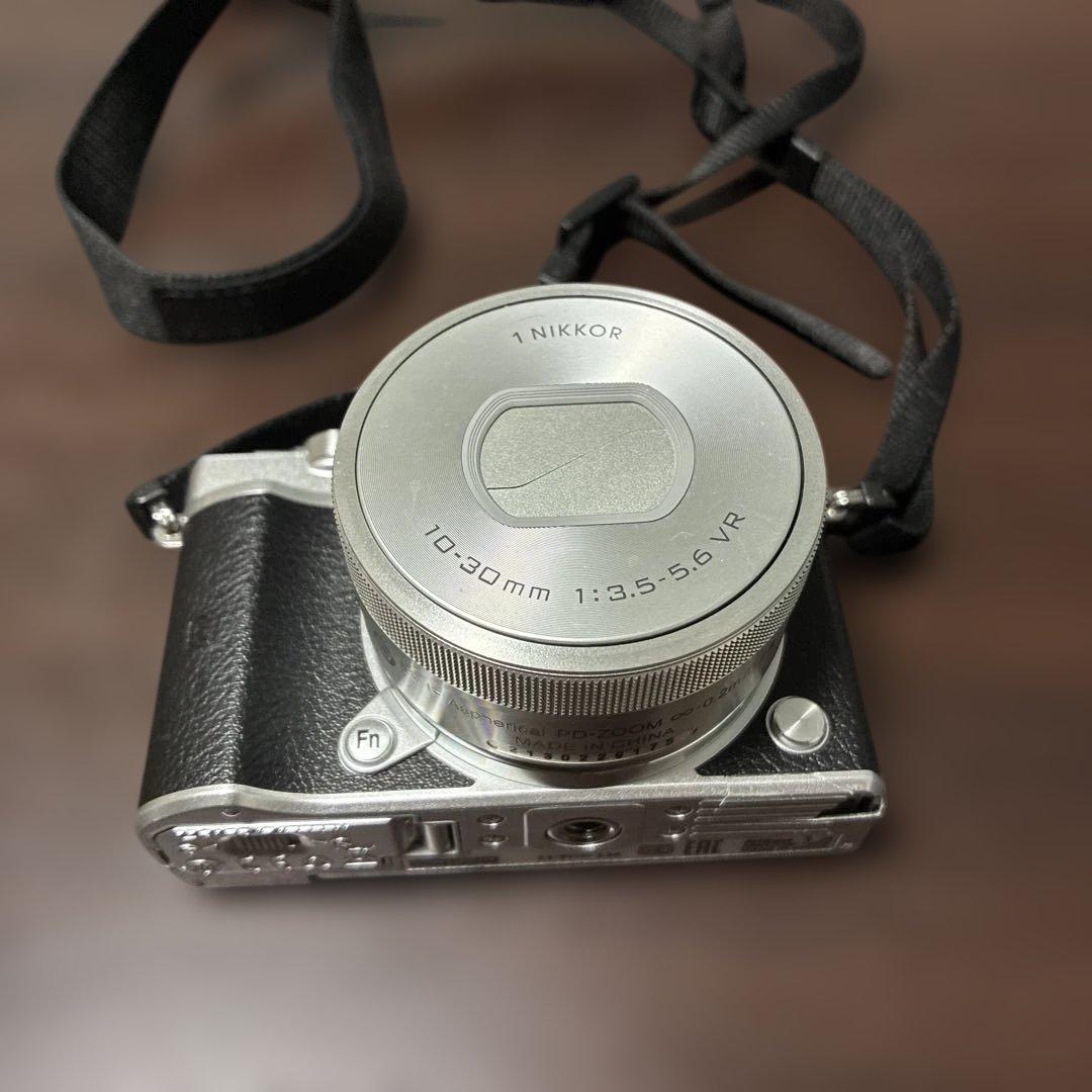 ミラーレス一眼 Nikon1 J5 シルバー　ジャンク品　割れあり
