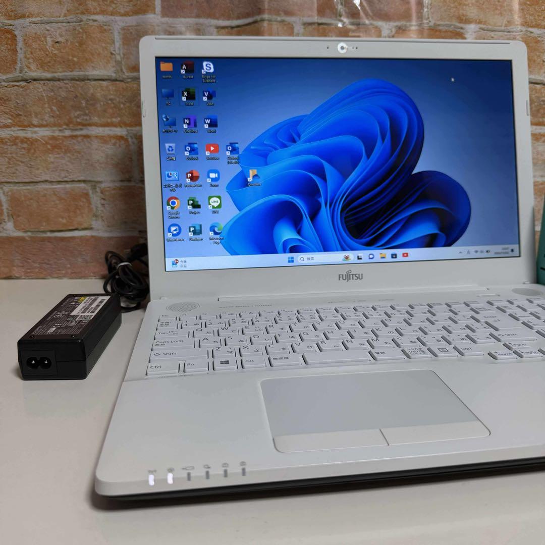 美品　富士通ノート PC 高速起動SSD256GBメモリ8G Windows11