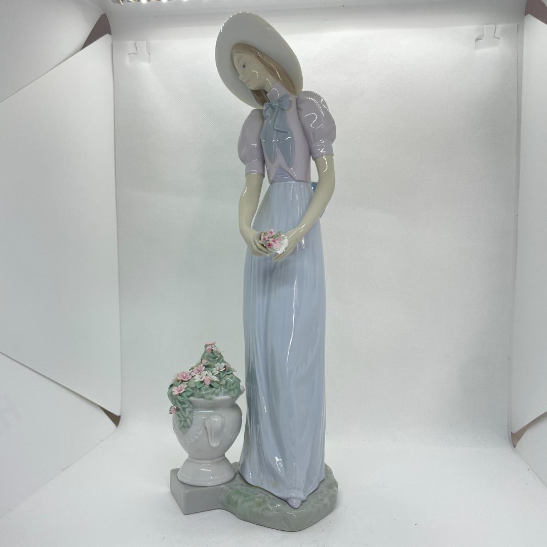 LLADRO リヤドロ No.6782「気品に満ちて」