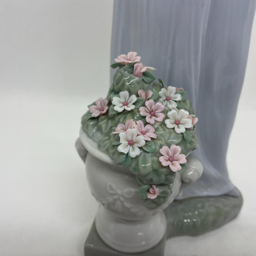 LLADRO リヤドロ No.6782「気品に満ちて」