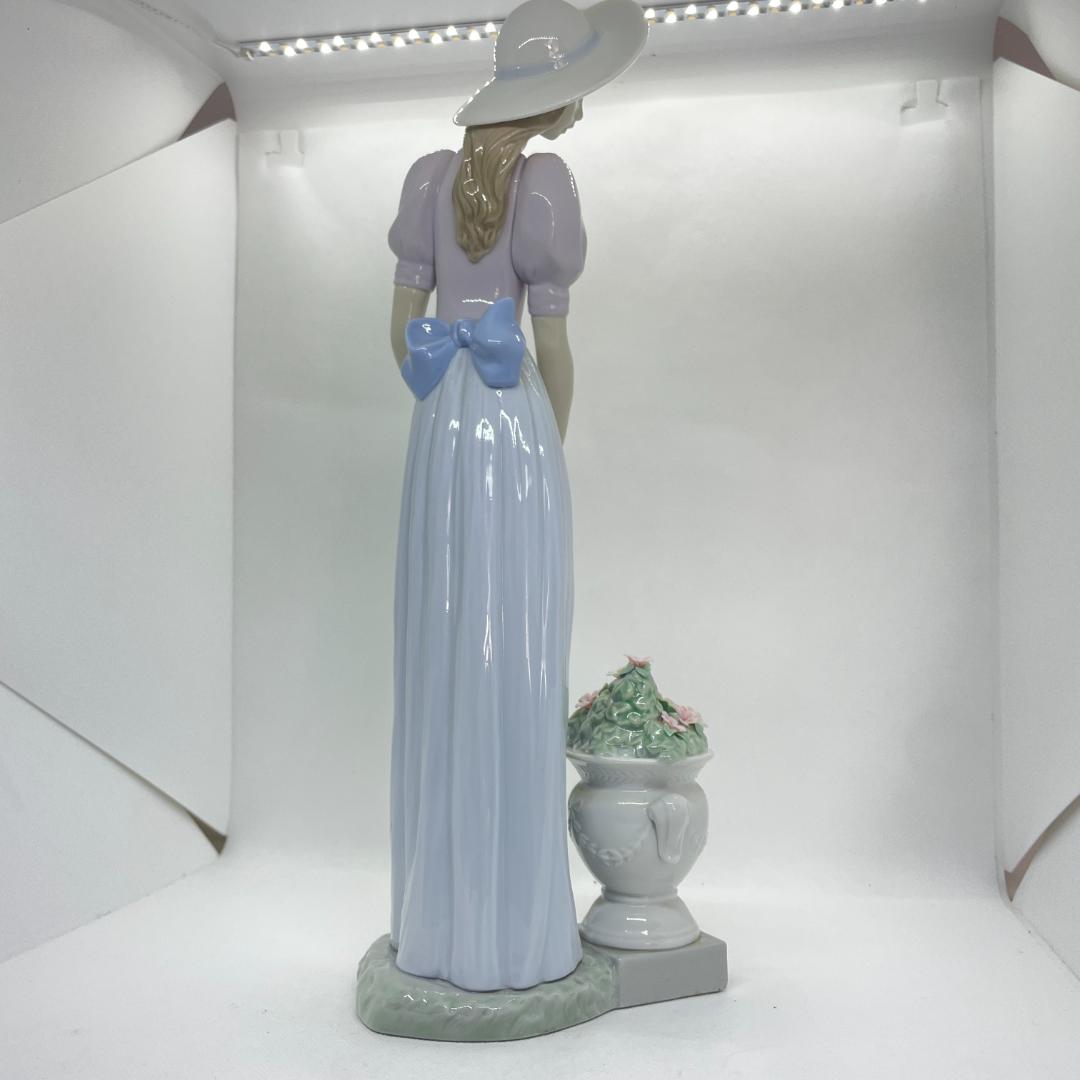 LLADRO リヤドロ No.6782「気品に満ちて」