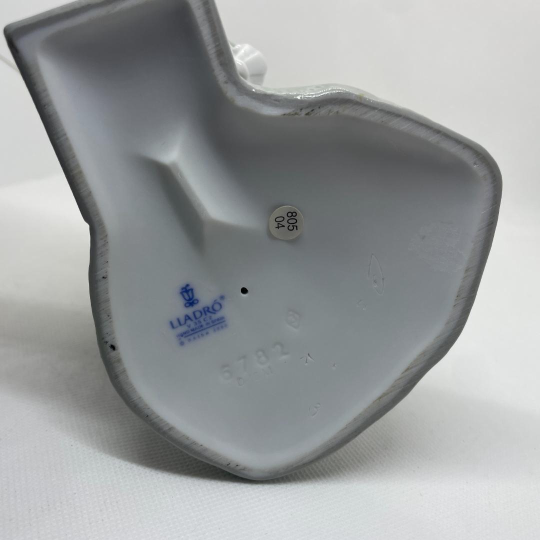 LLADRO リヤドロ No.6782「気品に満ちて」
