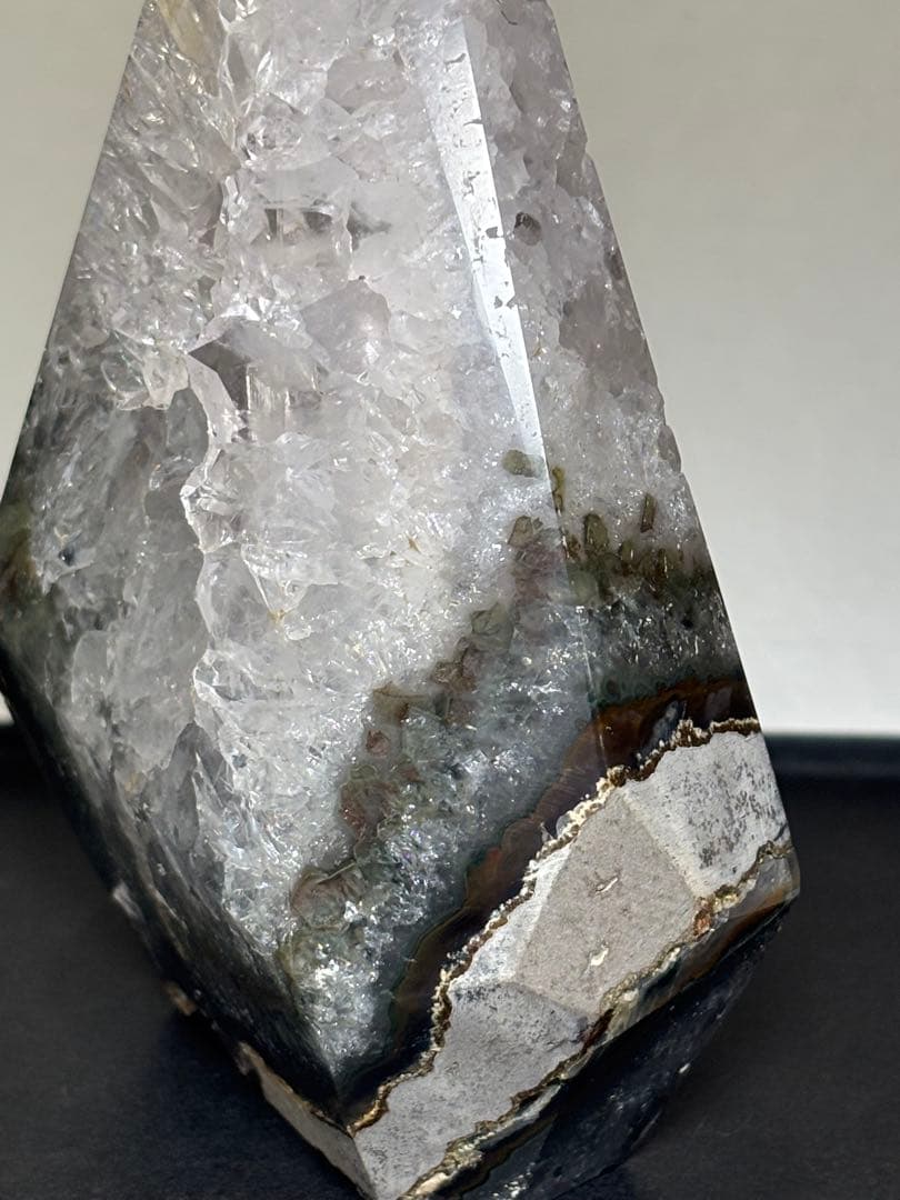 高品質　グリーンジャスパー　スタラクタイト　水晶共生　置物　ジオード　464g