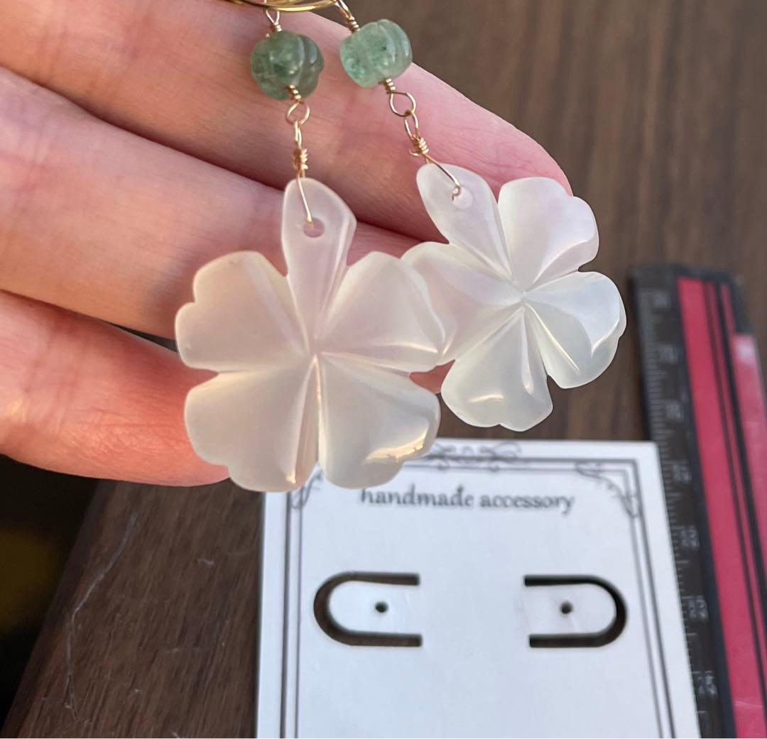 1点のみ ネフライトフォーリーブス可愛い花の大ぶりピアスチャーム·͜· ︎︎