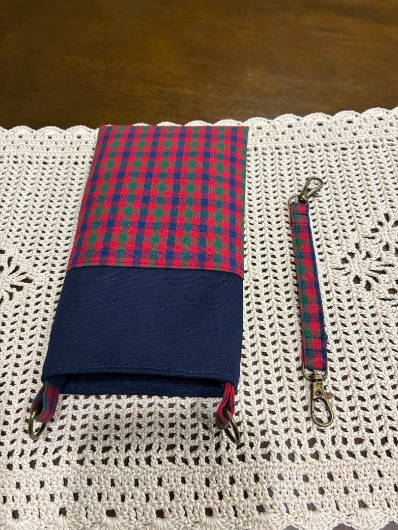 みどり　ファミリア風赤チェックフリルトートバッグ、スマホポーチ