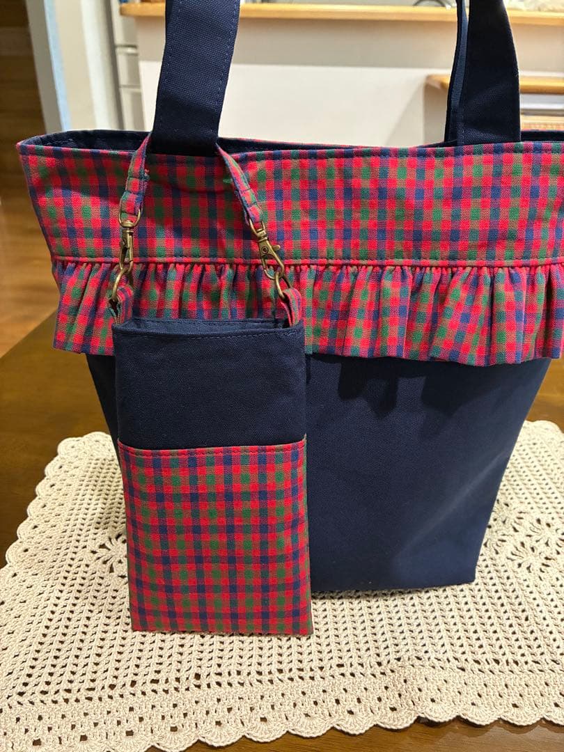 みどり　ファミリア風赤チェックフリルトートバッグ、スマホポーチ