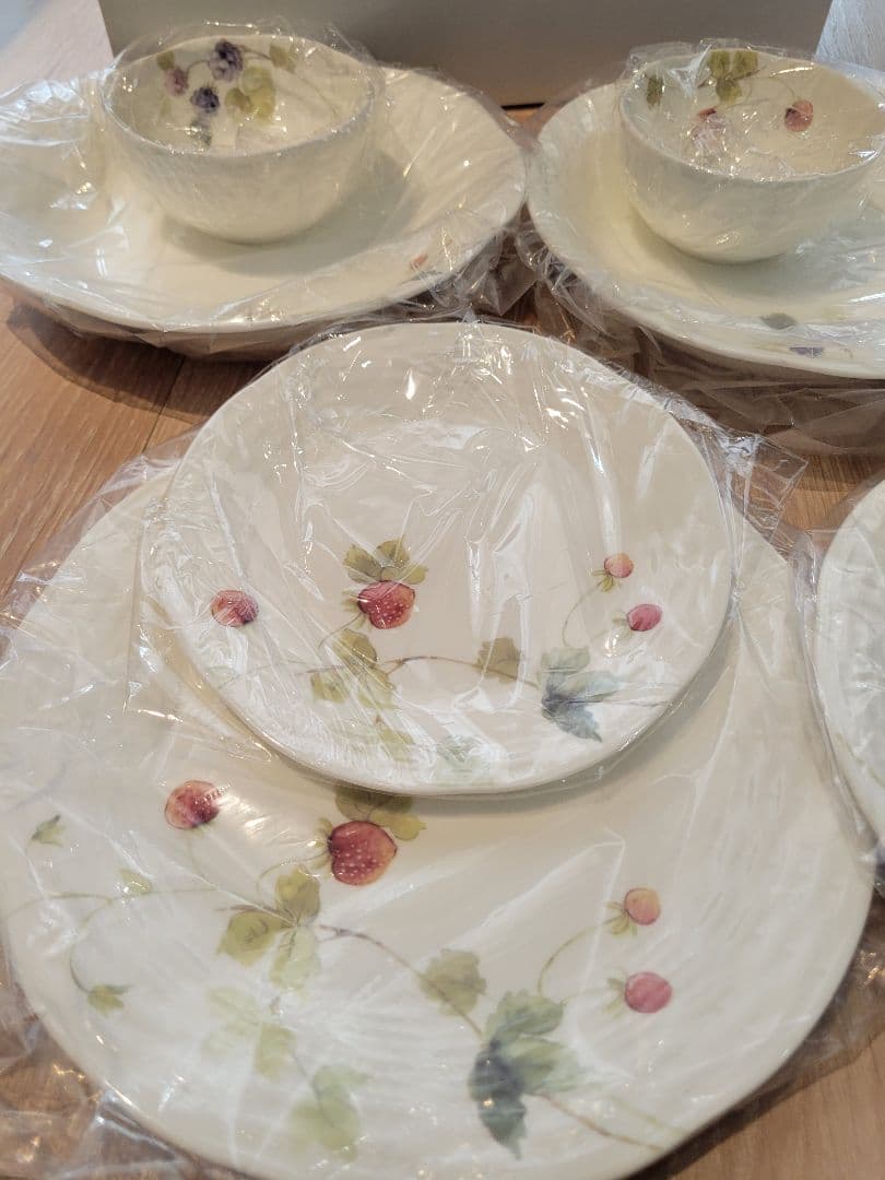 新品未使用 NARUMI ボーンチャイナ 食器8点セット ※箱破損・汚れあり