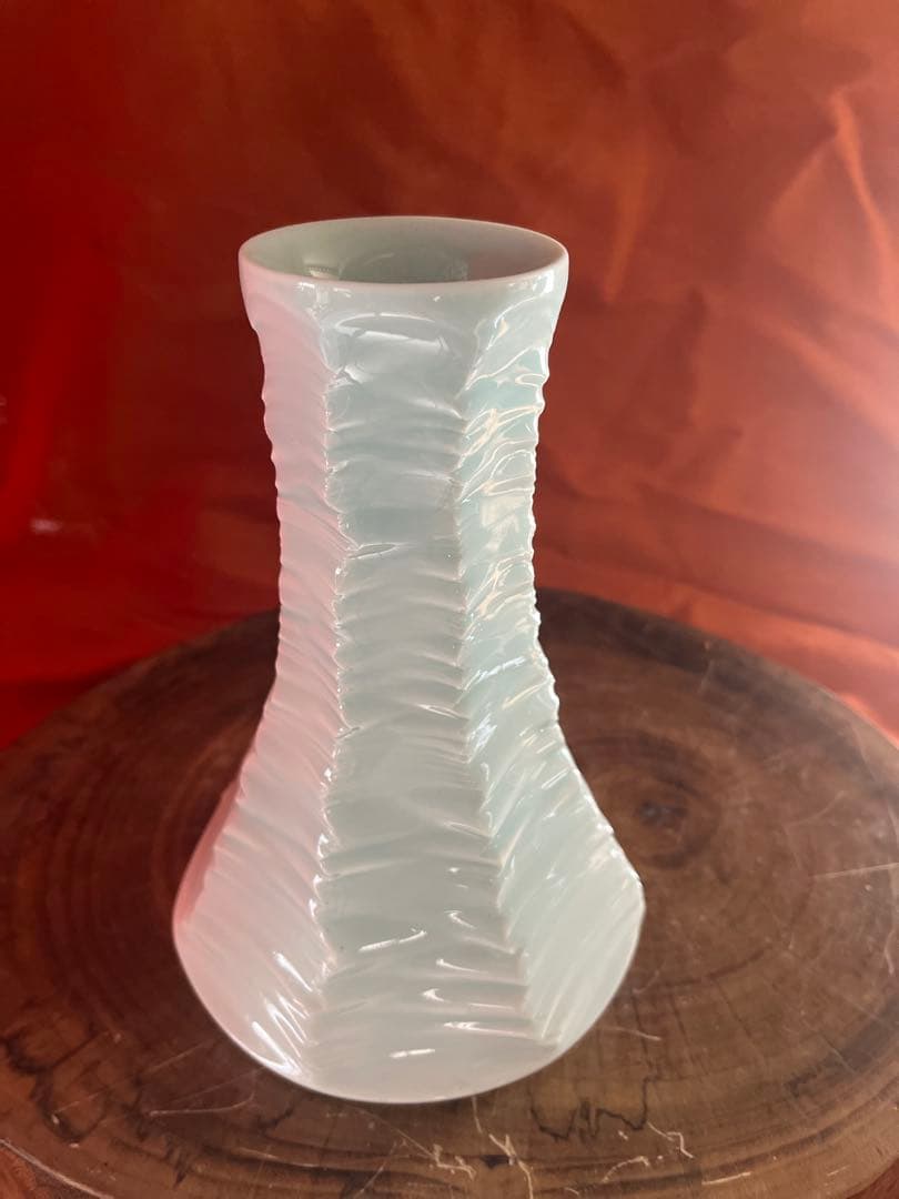 青白磁　一輪挿し