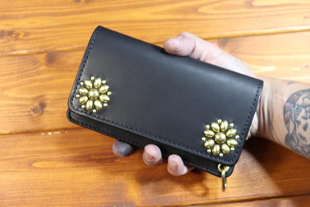 タッズミドルトラッカーウォレット 真鍮 ハトメ小判カン付き