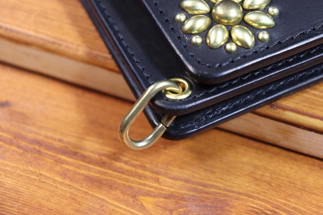 タッズミドルトラッカーウォレット 真鍮 ハトメ小判カン付き