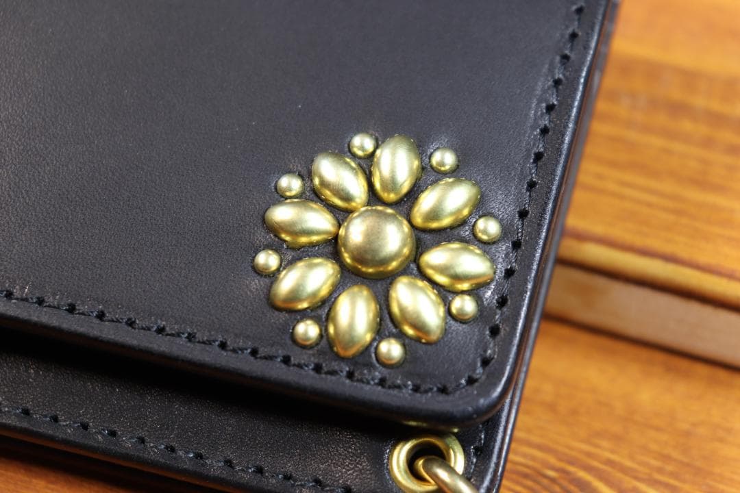 タッズミドルトラッカーウォレット 真鍮 ハトメ小判カン付き