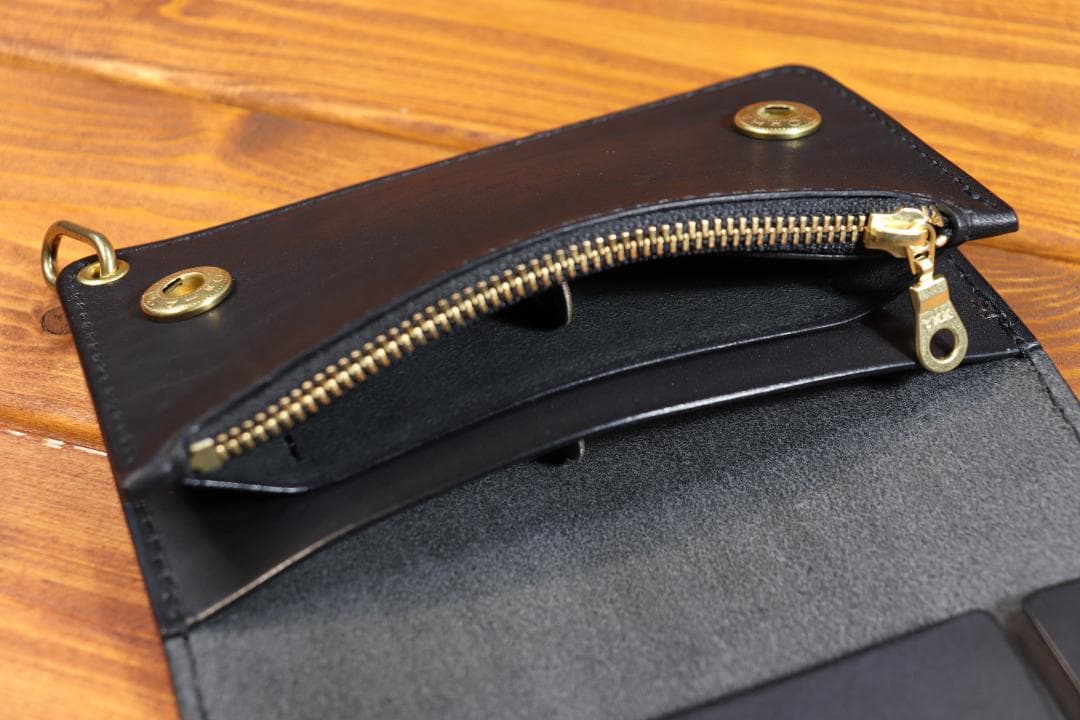 タッズミドルトラッカーウォレット 真鍮 ハトメ小判カン付き