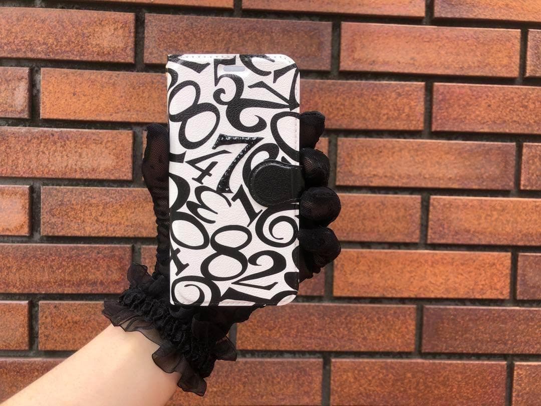 スワロフスキー　ハイクオリティー iPhoneケース　ブラック数字　ベルトあり