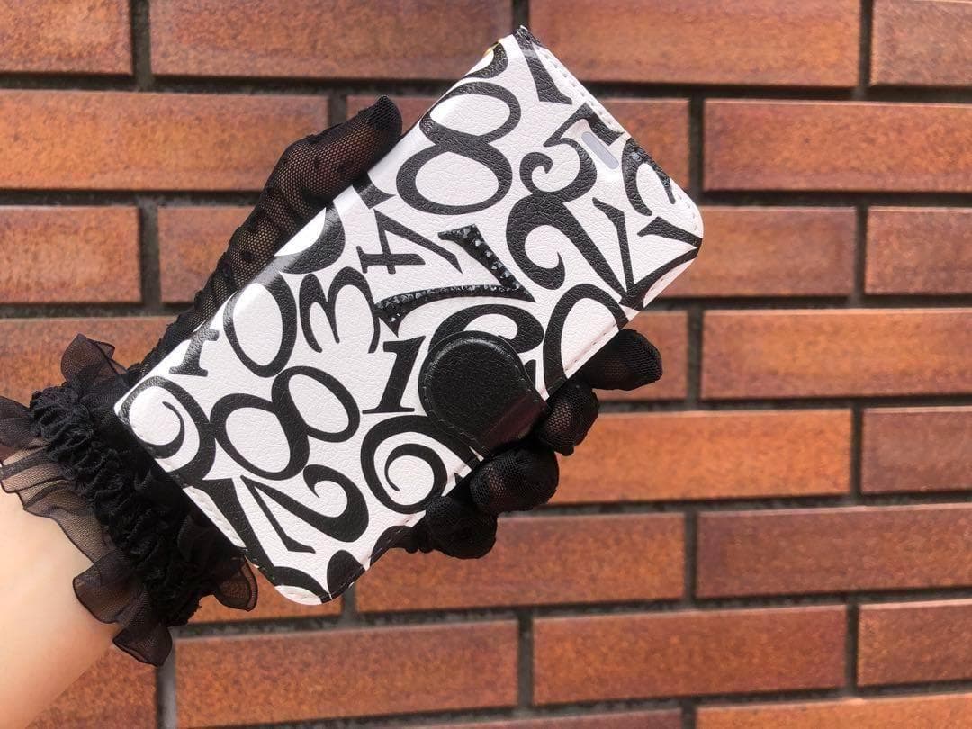 スワロフスキー　ハイクオリティー iPhoneケース　ブラック数字　ベルトあり