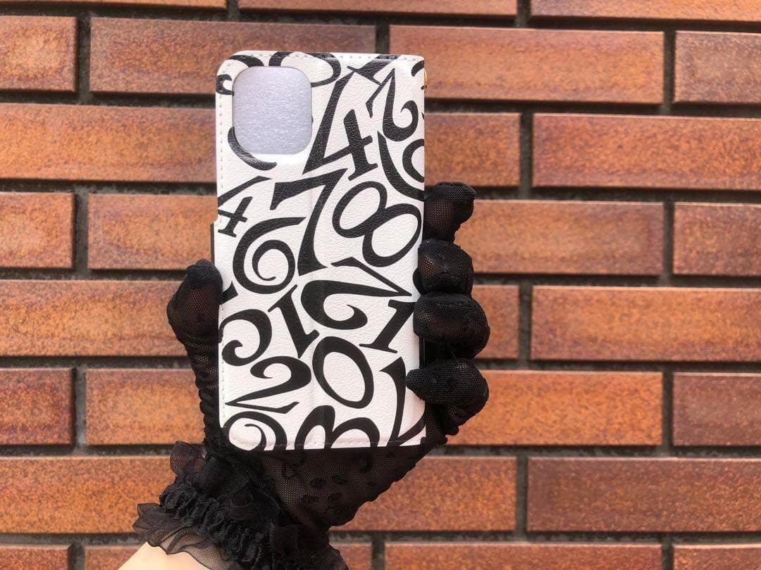 スワロフスキー　ハイクオリティー iPhoneケース　ブラック数字　ベルトあり