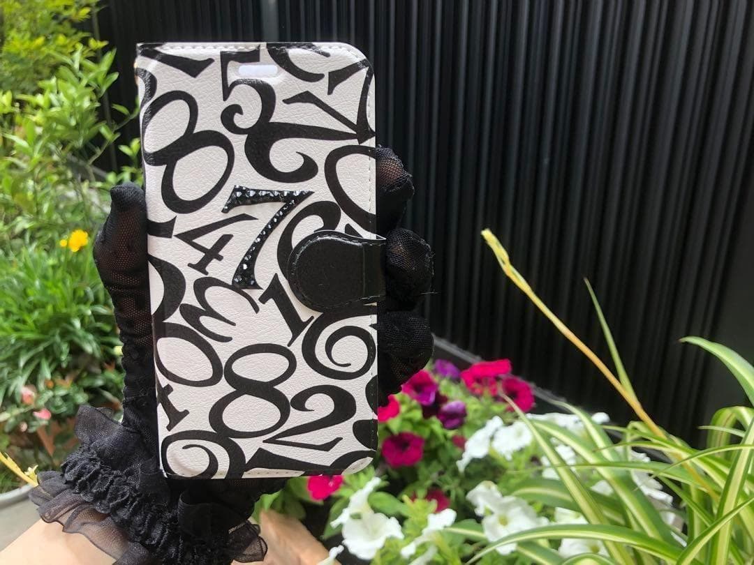 スワロフスキー　ハイクオリティー iPhoneケース　ブラック数字　ベルトあり