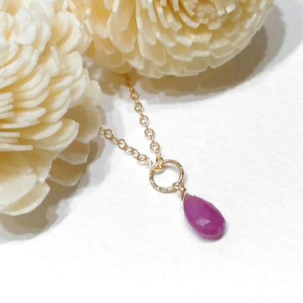 14kgf　天然色ルビーのひと粒雫チャーム(ペアシェイプ)