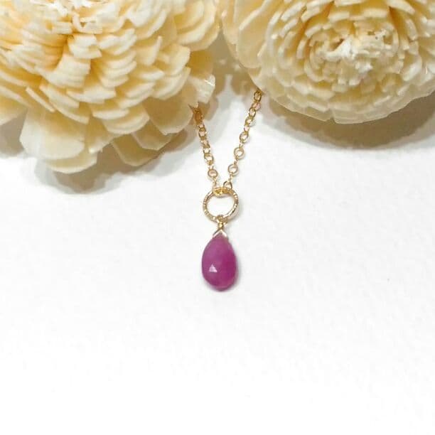 14kgf　天然色ルビーのひと粒雫チャーム(ペアシェイプ)