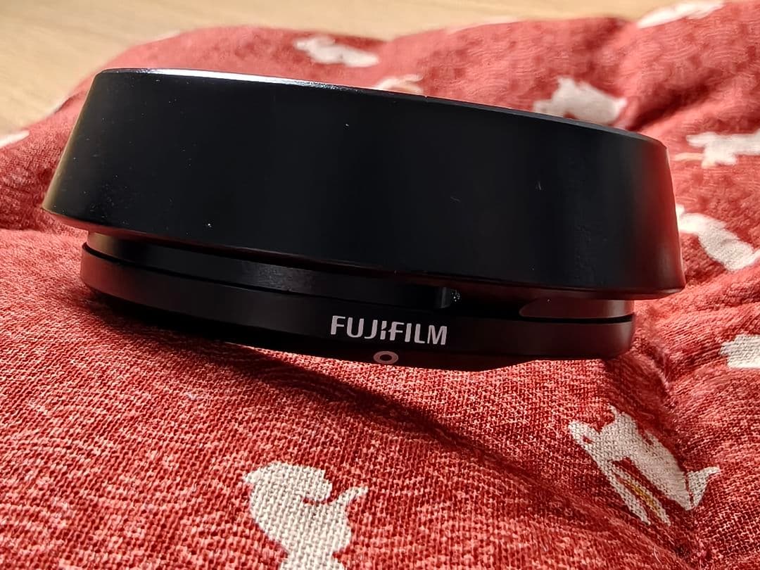 FUJIFILM XF35mm F2 R WR メタルフード、クロス付き