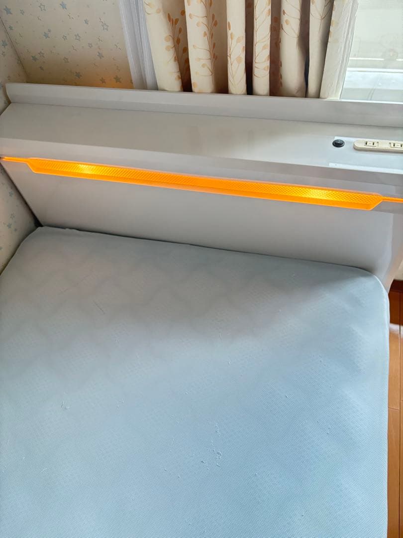 ホワイトベッドフレーム ・マットレスLEDライト付き