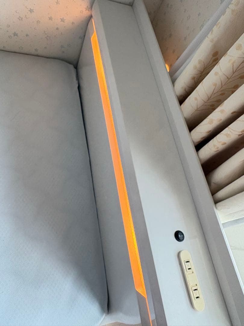 ホワイトベッドフレーム ・マットレスLEDライト付き