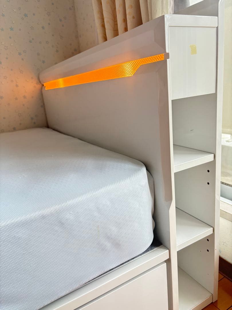 ホワイトベッドフレーム ・マットレスLEDライト付き